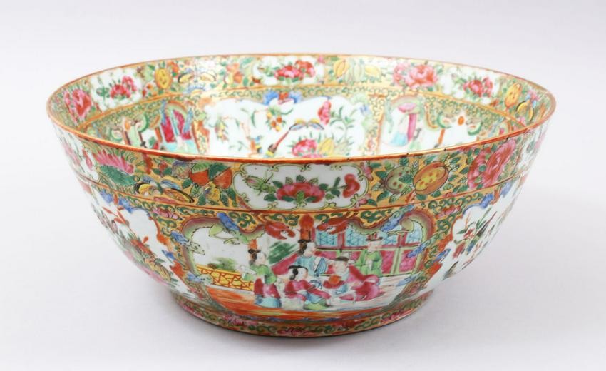A GOOD 19TH CENTURY CHINESE CANTON FAMILLE ROSE BOWL