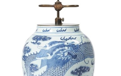 A LARGE CHINESE BLUE AND WHITE 'DRAGON' VASEQING DYNASTY