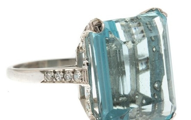 A Ladies Aquamarine & Diamond Ring in Platinum