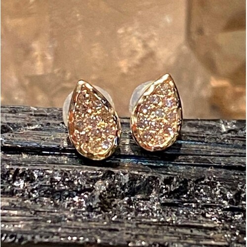 A PAIR OF 18CT YELLOW GOLD DIAMOND CLUSTERS STUD EARRINGS, e...