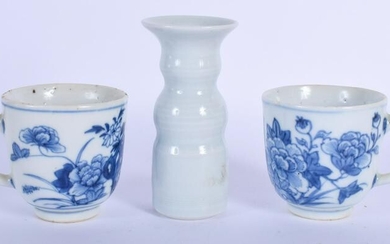 A PAIR OF 18TH CENTURY CHINESE BLUE AND WHITE CUPS