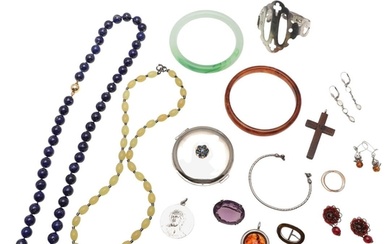 A QUANTITY OF JEWELLERY. including a 9ct gold train brooch, ...