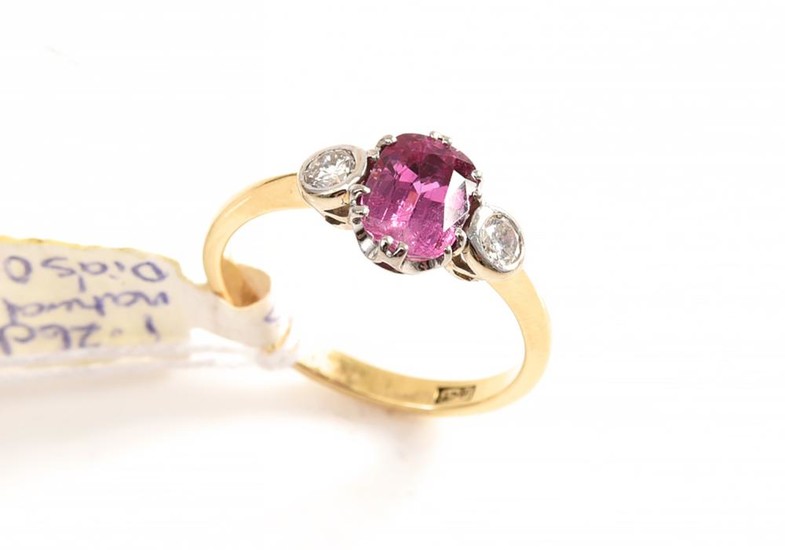 A RUBY AND DIAMOND RING IN 18CT GOLD, SIZE M