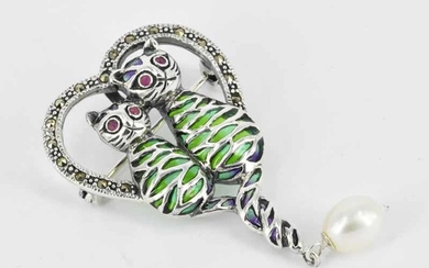 A STERLING SILVER CAT SHAPED BROOCH