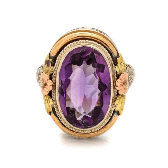 A Tricolor Gold and Amethyst Ring
