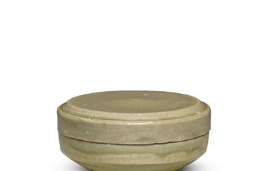 A 'Yue' celadon-glazed box and cover, Five dynasties / Song dynasty | 五代 / 宋 越窰青釉蓋盒