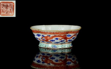A big Chinese 'Dragons' quadrilobed porcelain bowl - NO RESERVE PRICE - Porcelain - China - 19th century