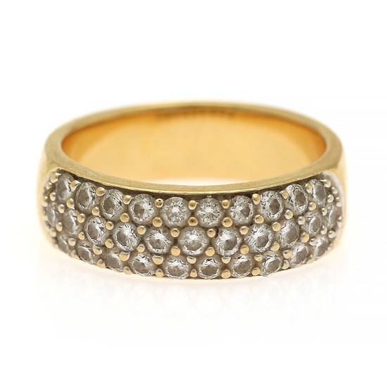 A diamond ring set with numerous brilliant-cut diamonds totalling app. 1.00 ct., mounted in 18k gold. Size 54.5.