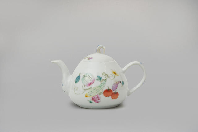 A famille-rose enamelled tea pot
