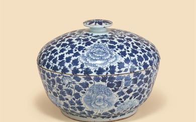 A large Chinese blue and white bowl and cover
