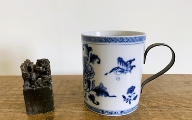 A late 18th Chinese blue and white hand painted large mug, 5...