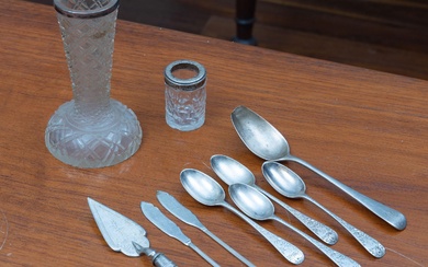 A melange of sterling silver items to include a mother of pearl handled spread trowel, total wt. including mother of pearl handle 152g