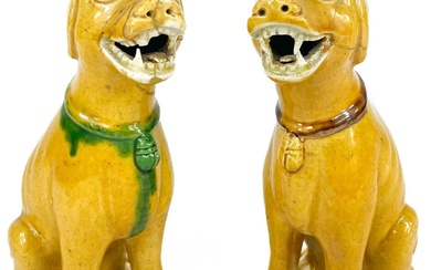 A pair of Chinese export famille verte sancai-glazed dogs, 18th/19th century.