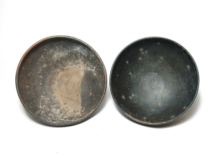 A pair of Greek footed bowls, Magnia Graecia