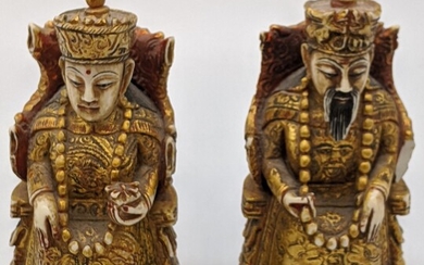 Une paire d'études en ivoire coloré sculpté indien du début du 20ème siècle représentant des...
