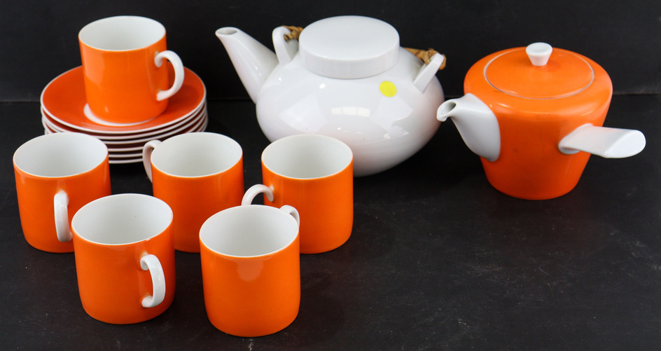 A set of ceramic coffee cup & saucer duos in...