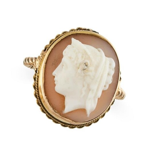AN ANTIQUE CAMEO RING in yellow gold, the face set with