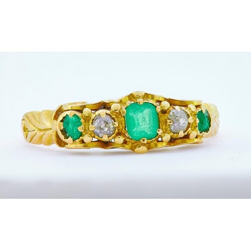 ANTIQUE EMERALD AND DIAMOND RING, set with 3 emerald, flanke...