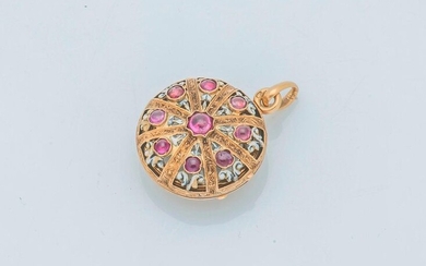 An 18K yellow gold pendant with an opening, adorned with an eight-chased compartment motif, enhanced by nine cabochon rubies depicting a flower, on a background of openwork foliage and enhanced with white enamel.