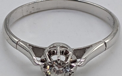 An 18ct white gold and diamond ring, 2g