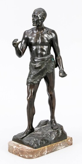 Anonymous sculptor around 1900, standing figure of an African with foil, fighter dressed only with a fur apron on terrain plinth over marble plinth, unsigned, the foil loose, with solder traces on the hands, 31.5 cm