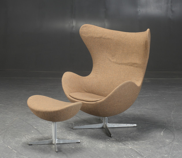 Arne Jacobsen. 'The Egg' chair with footstool, produced by Fritz Hansen, designed in 1958-1959 (2)