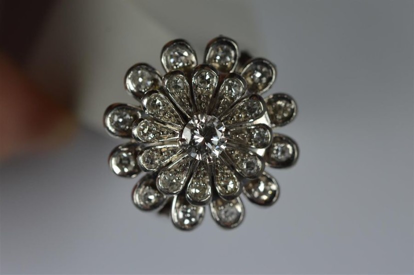BAGUE fleur en platine sertie de diamants poids 8.…