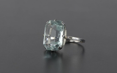 Ring in platinum 850 thousandths and 18k white gold scratched with an emerald cut aquamarine.