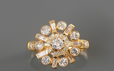 Bague en or jaune, 750 MM, ornée de diamants taille baguette et ronds total 1,10...