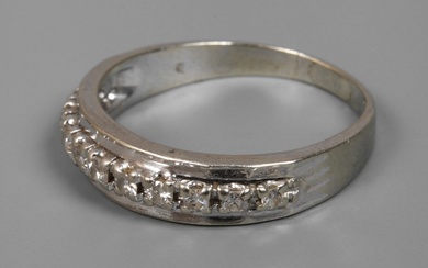 Bague pour femme avec diamants vers 1990, or blanc testé 585/1000, anneau s'élargissant légèrement, serti...