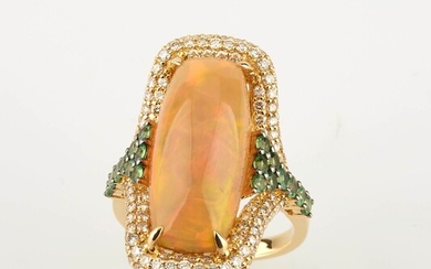 Bague rectangulaire en or jaune ornée au centre d'une opale taille cabochon de 7 cts...