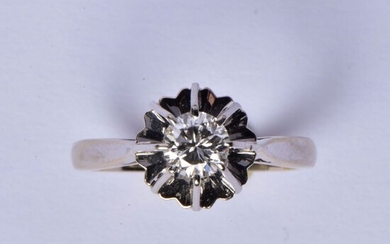 Bague solitaire en or gris 18K (750/oo) centrée d'un diamant taille brillant calibrant environ 0,50...