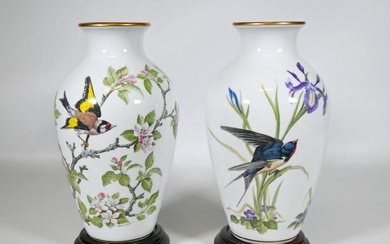 Basile Ede (1931-2016) d'après, pour Franklin, Japon, "the Meadowland Bird Vase", paire de vases "balustre"...