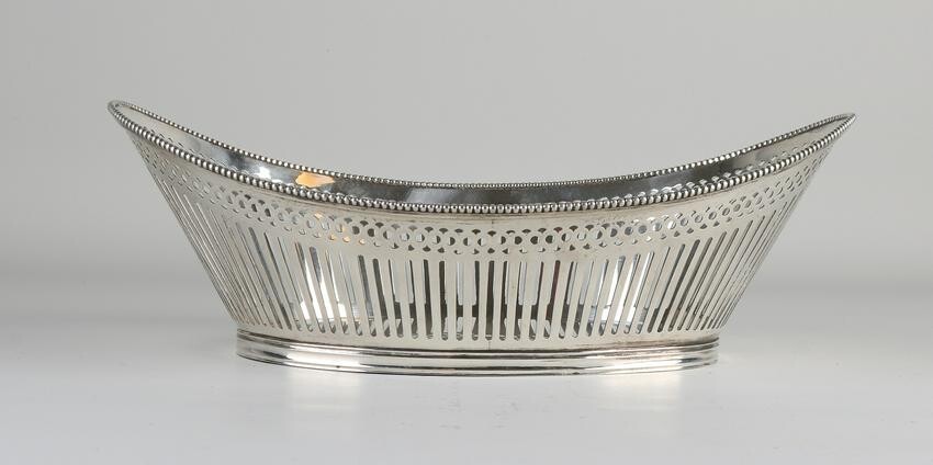 Beautiful oval sawn silver bread basket, 833/000, with