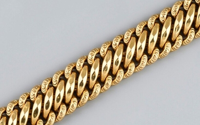 Bracelet en or jaune 750°/°° (18K), maille tressée. 34.8 g. L:19.5 cm. Largeur: 16.6 mm....
