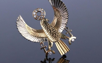 Broche deux ors figurant un aigle aux ailes déployées, surmonté d'une couronne sertie de diamants ronds taille moderne.