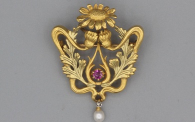 Broche pendentif feuillage en or émaillé sertie d’un rubis et d’une perle en pampille. P...