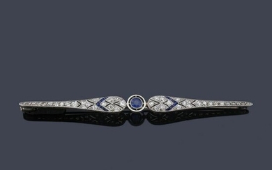 Brooch in platinum with a round cut sapphire center and