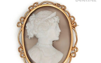 Brooch in yellow gold, decorated with an agate cameo representing the profile of a woman. Dimensions : 3.8 x 4.5 cm. P. Brut : 28.5 g.