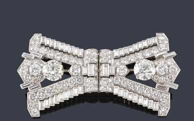 CARTIER Importante broche doble-clip 'Art Decó' con diamantes talla brillante, antigua y baguette de aprox. 24,33 ct en total. Circa 1935.