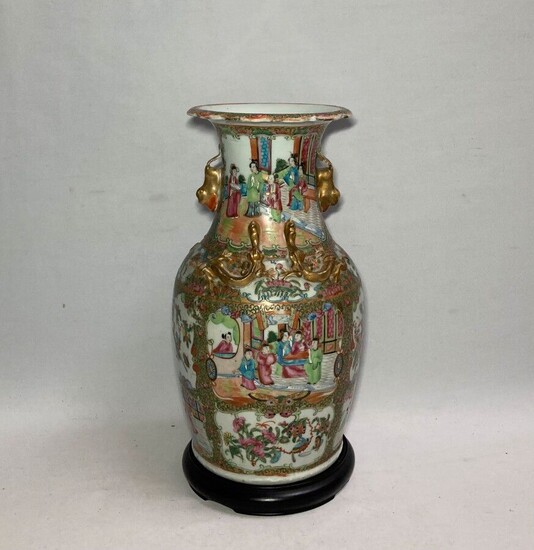 CHINE Canton Vase en porcelaine à décor polychrome et or H.: 35 cm (éclat et...
