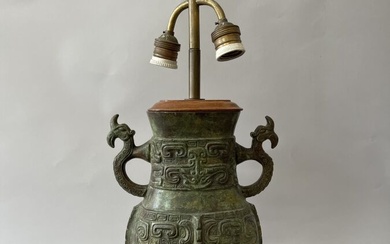CHINE : Vase monté en lampe en bronze à... - Lot 67 - Farrando