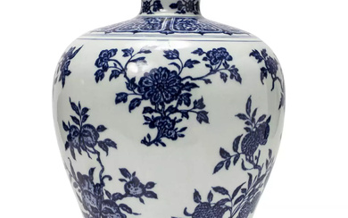 CHINE, XXe siecle Vase en porcelaine bleu et blanc, Meiping