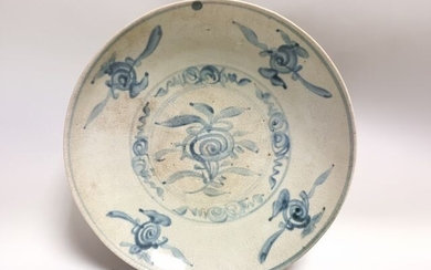 CHINE, époque MING (1368-1644). PLAT en porcelaine bleu blanc à décor de fleurs stylisées. Diam:...