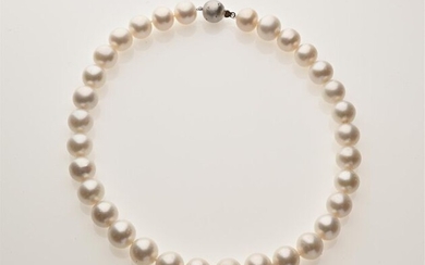 COLLIER choker de perles de culture. Fermoir en or gris 750/°° serti de petits diamants. Diam. perles : de 13 à 15 mm. Long. : 43 cm. PB : 100, 0 g.