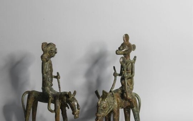 COTE D'IVOIRE Paire de cavaliers en bronze à patine brune XXe, de style SENOUFO H...
