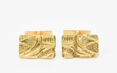 CUFFLINKS, 1 pair, 18k gold, rectangular cufflinks with organic decor, Goldsmith Lennart Wahlström, Stockholm 1978.