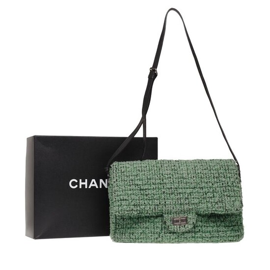 Chanel - Grand Sac 2.55 en Tweed vert, bandoulière en cuir noir, garniture en métal argenté Handbag