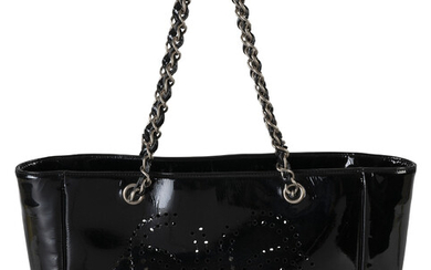 Chanel, sac cabas en cuir vernis noir, perforé CC, double bandoulière chaînette, 22x29 cm