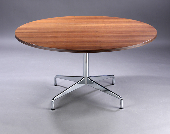Charles Eames. Round dining table / 'Segmented Table’ in walnut. Ø 140 cm